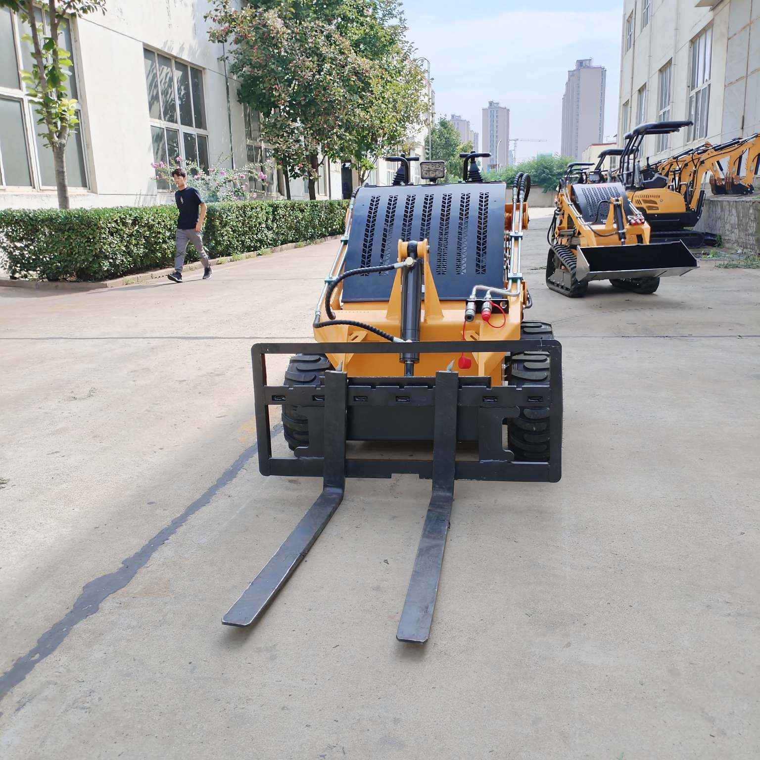 1-тонный гусеничный погрузчик с бортовым поворотом